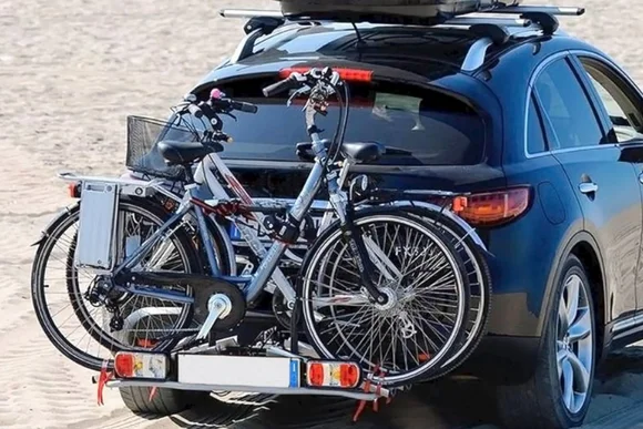 Zwei Fahrräder auf einem Autoheckträger